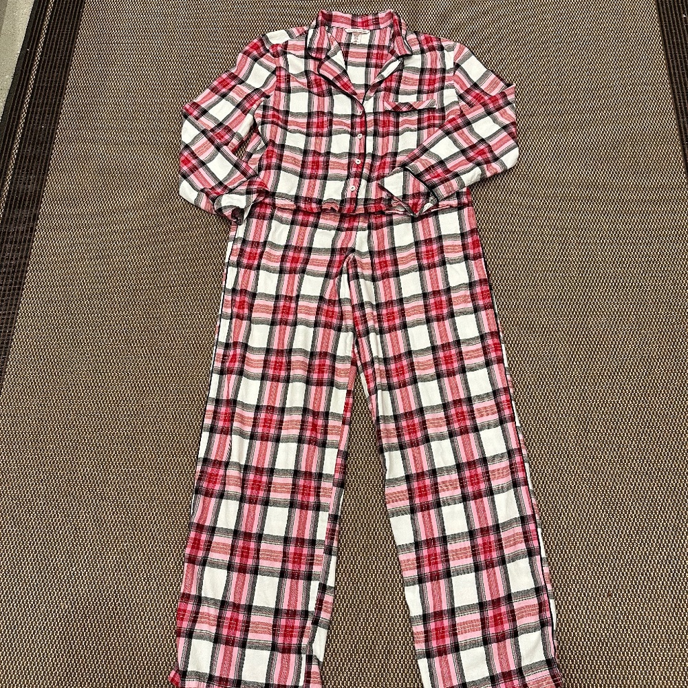 VICTORIA'S SECRET PLAID PAJAMAS SIZE MEDIUM
